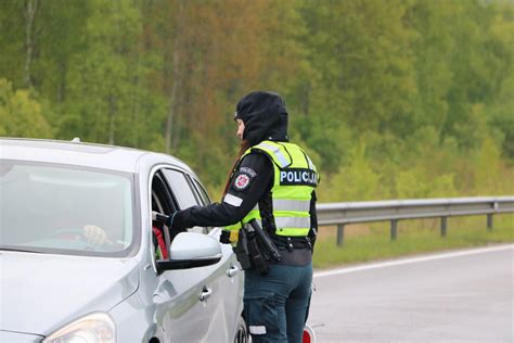 Policijos pareigūnai dirba eismo įvykio vietoje