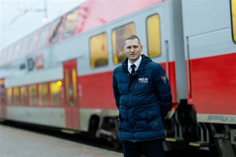 Traukinio mašinistas prie lokomotyvo valdymo pulto