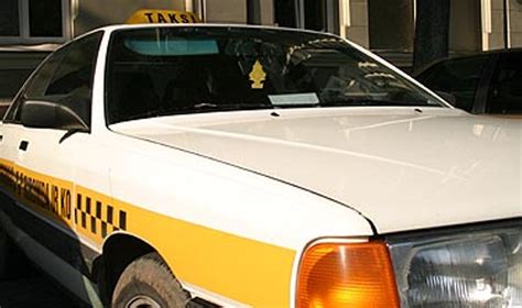 automobilis su taksi ženklu gatvėje