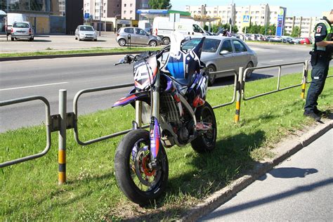 Motociklas, vairuojamas patyrusio instruktoriaus