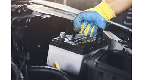Mechanikas, dirbantis su dyzelinio automobilio purkštuku
