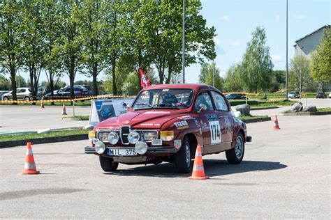 Automobilių sporto varžybų akimirka