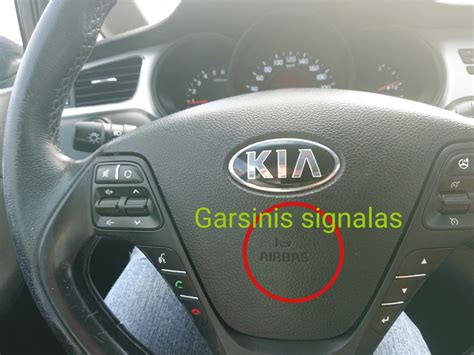 Avarinio signalo simbolis ir automobilis su įjungtu avariiniu signalu