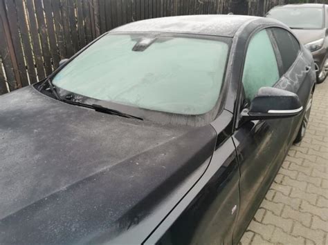 Švarus ir blizgantis automobilio priekinis stiklas
