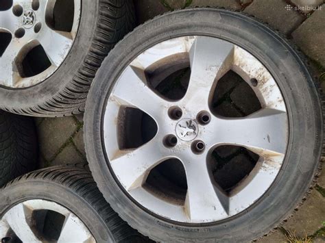 Peugeot automobilis su lengvojo lydinio ratlankiais