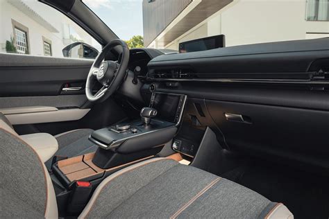 Automobilio interjeras su nusidėvėjusiomis sėdynėmis ir vairu