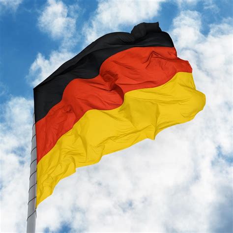 Vokietijos vėliava su automobilio variklio dalimis