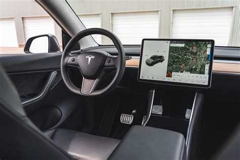 Tesla Model 3 interjeras ir valdymas