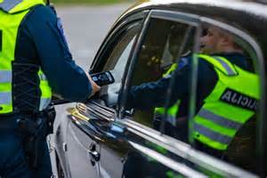Vairuotojas, valantis automobilį ir naudojantis telefoną