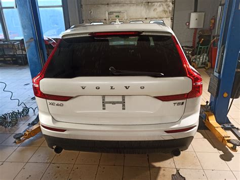 Volvo XC90 oro paėmimo anga po valytuvais