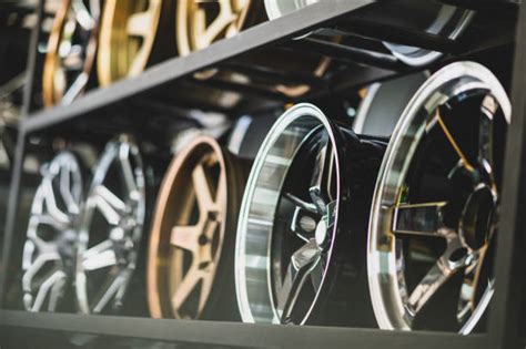 Vaizdas su skirtingais automobilio ratlankių tipais