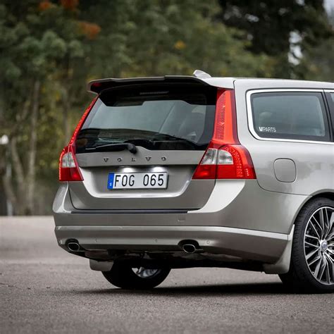 Nuotrauka, vaizduojanti Volvo V70 priekinės dalies aušinimo sistemą