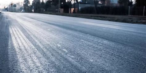 Juodasis ledas kelyje