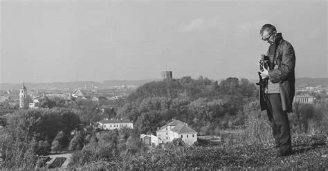 Žmonės fotografuoja gatvėje