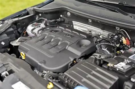 Hyundai Santa Fe automobilio interjeras ir variklio skyrius