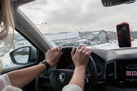 Vairuotojas, laikantis vairą slidžiame kelyje