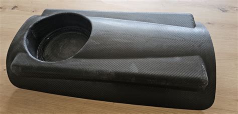 Detalė anglies pluošto BMW E39 spoilerio tekstūros