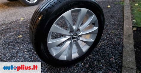 Opel Insignia automobilis su R17 ratlankiais