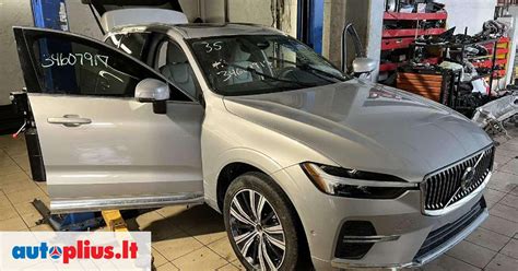 Sandėlis su įvairiomis Volvo automobilių dalimis