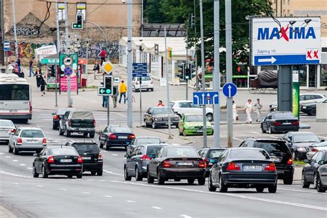 Vairuotojas sustoja prie Stop ženklo
