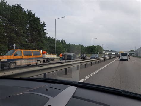 apvirtęs automobilis mieste