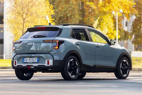Kia Stonic priekinė dalis su LED žibintais