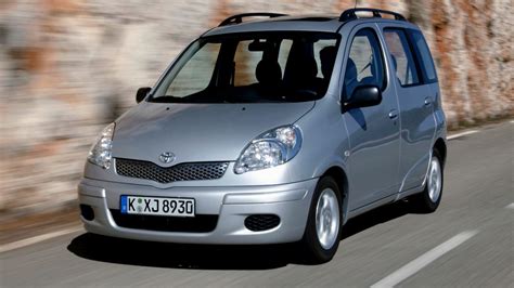 Toyota Yaris Verso interjeras su daug daiktadėžių