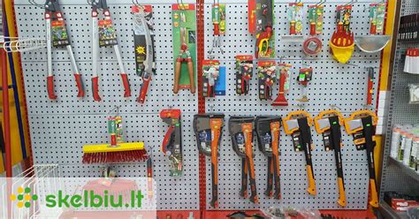 Įvairūs sodo priežiūros įrankiai