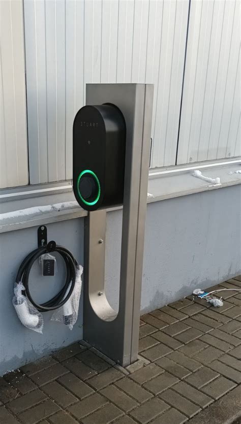 Įkrovimo stotelė (Wallbox) prijungta prie hibridinio automobilio