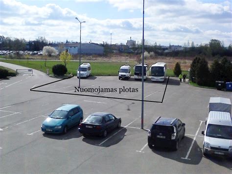 Schematinis vaizdas su atstumais nuo daugiabučio namo iki automobilių stovėjimo aikštelės