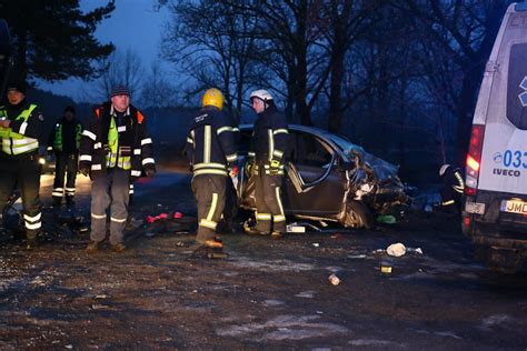 Automobilio bamperis su pažeistais lankais po susidūrimo