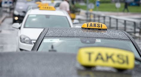 Taksi automobilis su įspėjamaisiais ženklais
