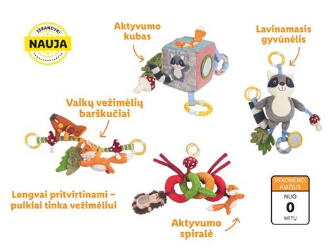 Vaiko ranka laiko žaislinį vairą ant vežimėlio