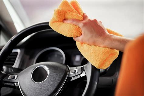 Automobilio valymas skirtingais metų laikais