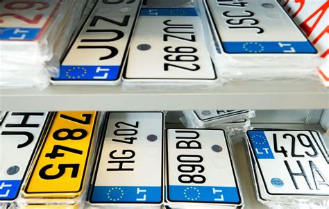 Asortimentas naujų automobilių numerių