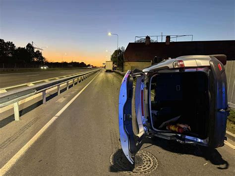 avarinis automobilis po susidūrimo su vilkiku