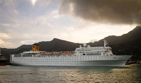 Kruizinis laivas Costa Concordia ant šono prie Džilijo salos