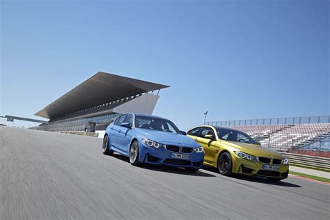 BMW M3 ir M4 automobiliai trasoje