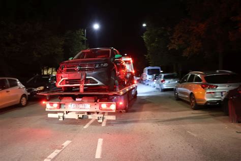automobiliai žiūrintys filmą naktį