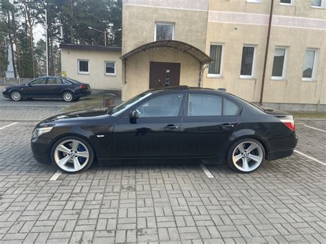 Juodi R19 ratlankiai ant BMW E60