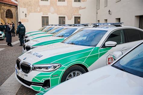 Policijos automobiliai su raudonais ir mėlynais žibintais