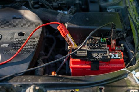 Schematinis berakčio automobilio atrakinimo ir užvedimo proceso pavaizdavimas