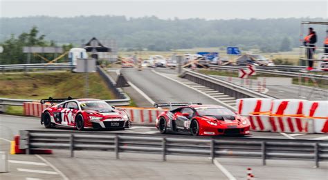 Automobiliai lenktynių trasoje