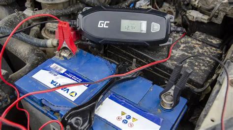 Automobilio akumuliatoriaus talpos ir startinės srovės lentelė