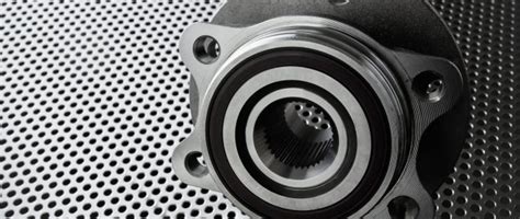 Automobilio stebulė su iškyša ir ratlankio centrinė skylė