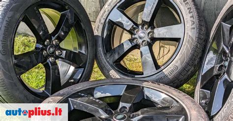 Land Rover automobilio ratai, demonstruojantys ratų guolių svarbą