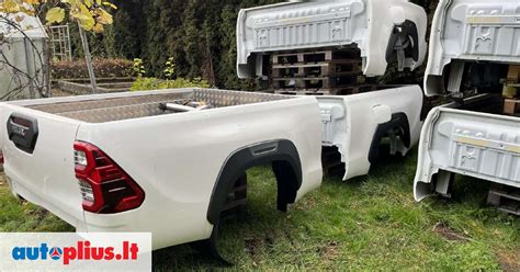 Toyota Hilux su kėbulo rollbar'u