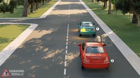 Priešgaisrinio automobilio su įjungtais švyturėliais ir garso signalais nuotrauka