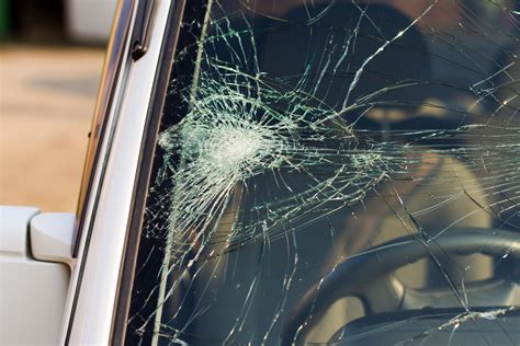 Automobilio priekinis stiklas su įtrūkimu