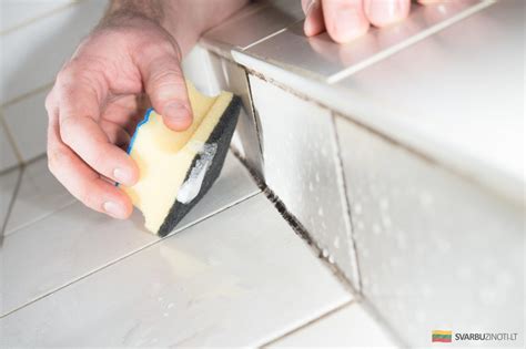 Nuotrauka ar iliustracija, kaip atjungti seną valytuvą nuo svirties